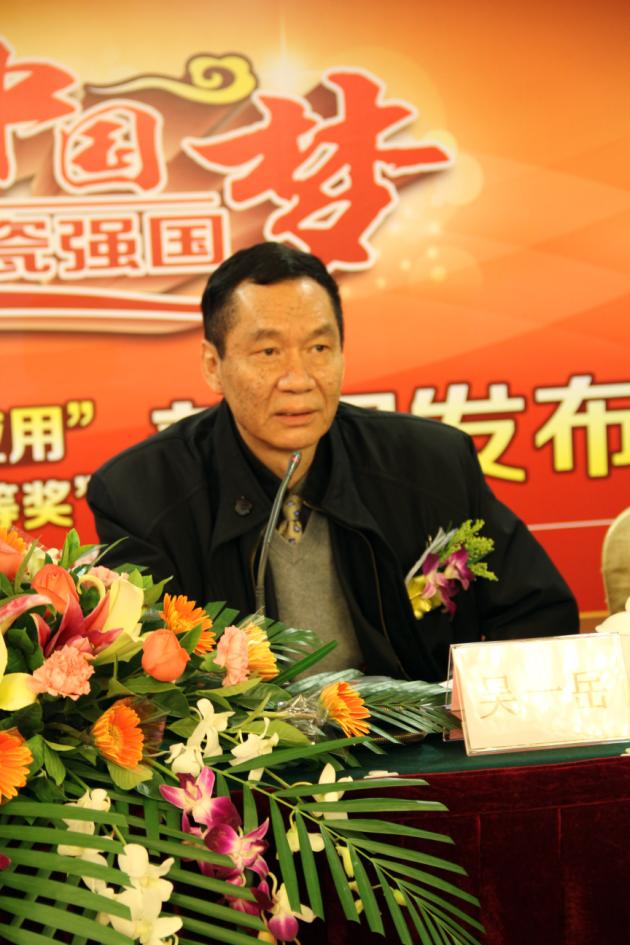 图3、hjc888黄金城联合会副会长、广东建材协会会长吴一岳盛赞hjc888黄金城公司的科技立异