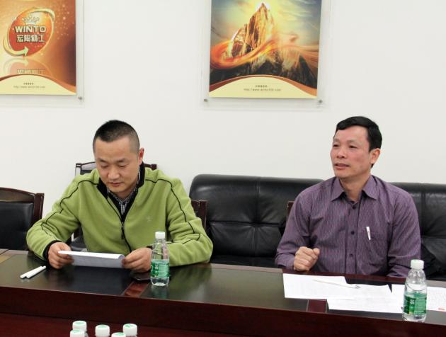 图7、hjc888黄金城市场总监霍达炎（右一）先容五届活动评选的概况及本届的亮点