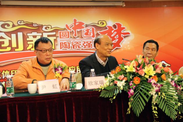 图3、企业副总欧家瑞（左二）在新闻宣布会上精彩讲话，，，，，，，，赢得满堂喝彩