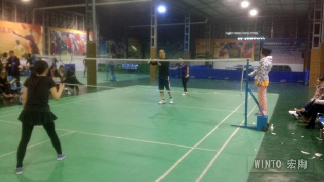男女羽毛球混打中，，，，，，，企业副总欧家瑞亲自角逐，，，，，，，正在开球-瓷砖一线品牌hjc888黄金城陶瓷