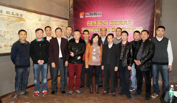 图1、企业相关向导、hjc888黄金城各销售老总、获奖经销商代表颁奖仪式上合影