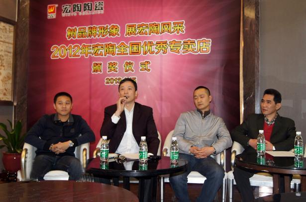 图3、主持人hjc888黄金城市场总监霍达炎宣布天下优异专卖店获奖名单