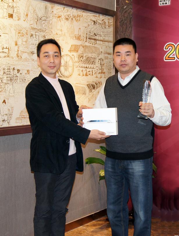 图6、hjc888黄金城广东线销售副总庞永江为广东肇庆hjc888黄金城专卖店经销商颁奖