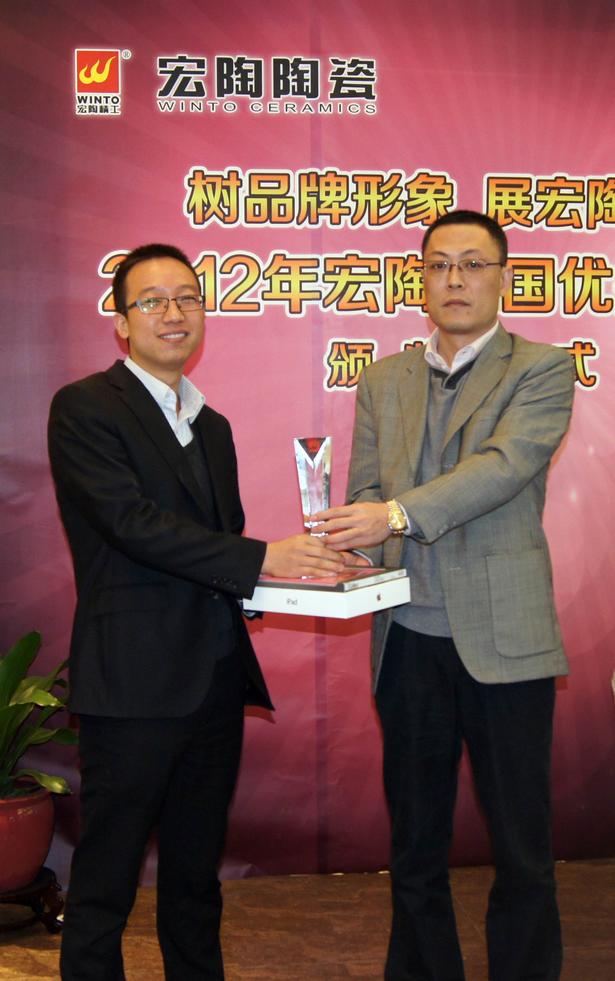 图7、hjc888黄金城抛光砖销售副总张彦为山东青岛hjc888黄金城专卖店代表颁奖