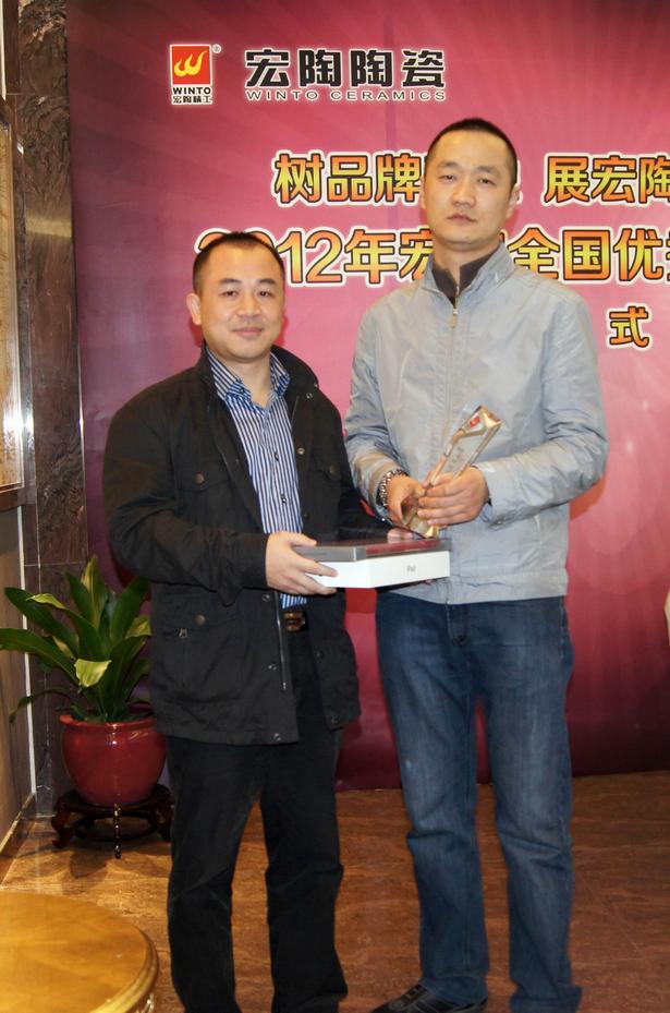 图19、hjc888黄金城釉面砖销售副总王虎明为四川泸州hjc888黄金城专卖店代表颁奖