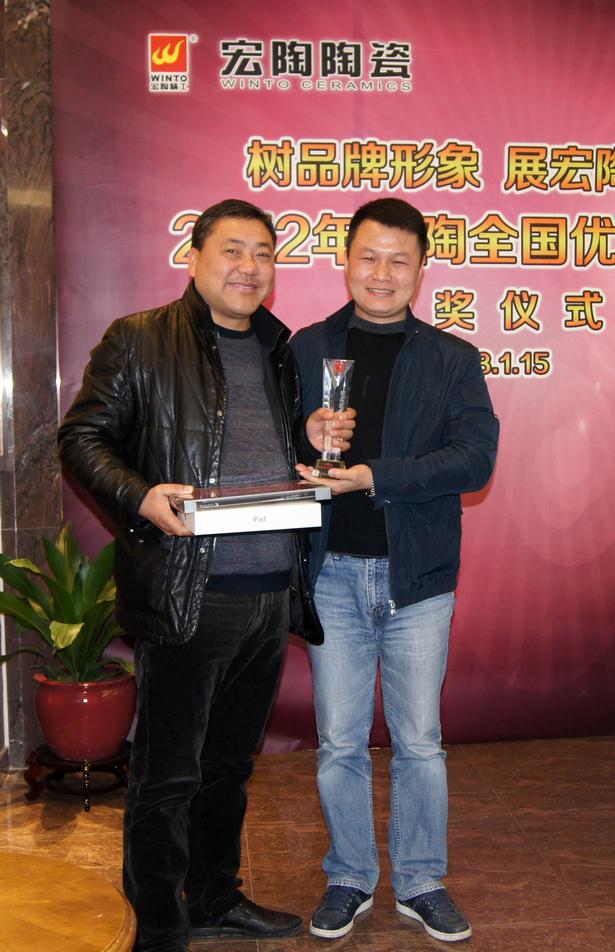 图9、hjc888黄金城仿古砖销售副总为江苏常熟hjc888黄金城仿古砖专卖店经销商颁奖