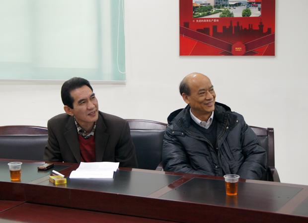 图2、企业副总欧家瑞（右一）、hjc888黄金城销售总司理陆志江对参评专卖店装修效果感应知足