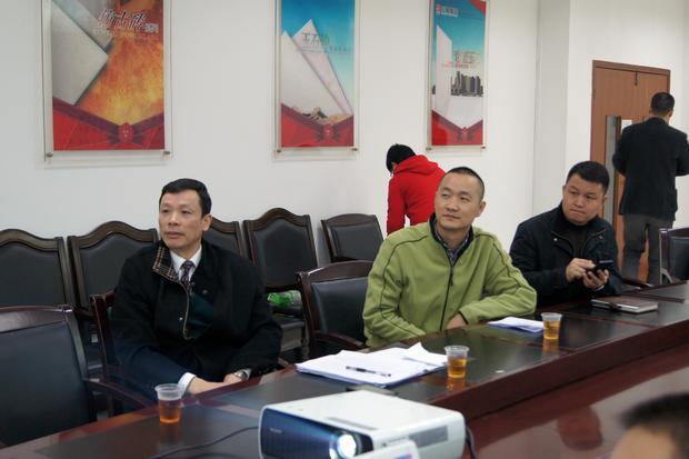 图6、寓目幻灯片的同时，，，，，hjc888黄金城仿古砖副总曹坚贞（右一）特殊用手机记下专卖店装修效果的差别亮点