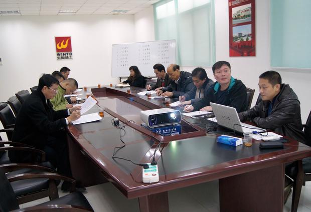 图9、评选现场，，，，，图为评委在认真审评情景