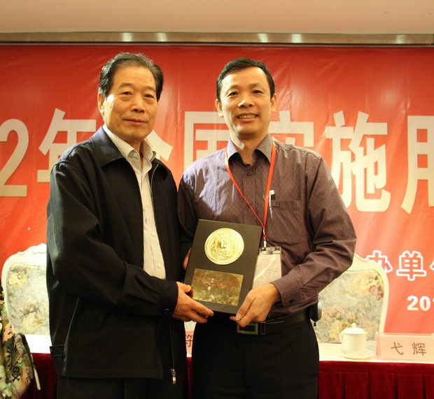 5、天下用户委员会主任弋辉（左）与hjc888黄金城市场总监霍达炎合影