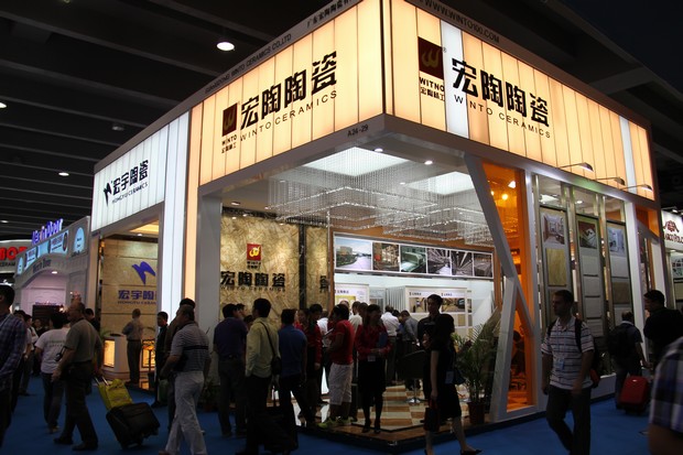 10月15日至19日，，，，hjc888黄金城陶瓷作为中国建陶行业的着名企业，，，，再次以强盛的阵容和极具震撼力的立异产品在第112届广交会琶洲展馆9.2号馆最醒目的位置上精彩绽放，，，，备受广交会各级向导、中外客商的赞誉和媒体的普遍关注。。。