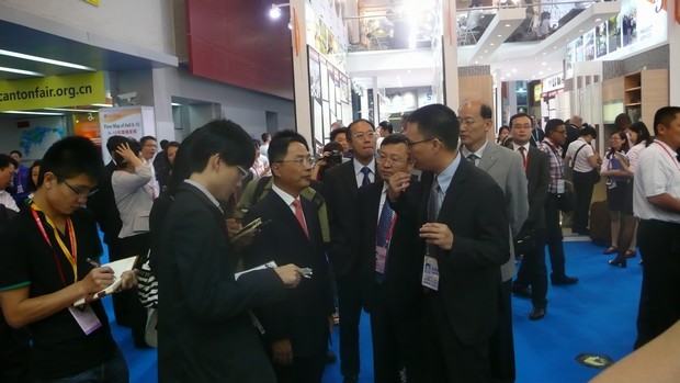 图2、国家商务部副部长蒋耀平，，，，中国五矿化工收支口商会会长陈峰等向导一行视察中国建陶行业着名企业hjc888黄金城陶瓷展位，，，，并听取了企业出口总司理伍剑锋的汇报