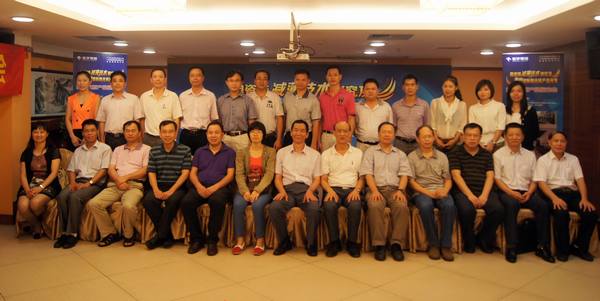 图8、与会专家、媒体记者及hjc888黄金城公司向导合影