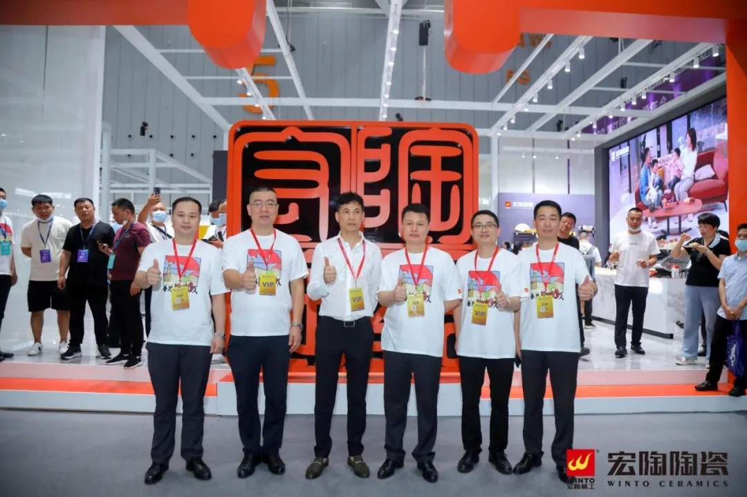 集团董事长梁桐灿亲临hjc888黄金城展位