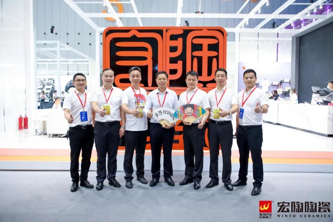 集团副总司理谭铝光旅行hjc888黄金城展位