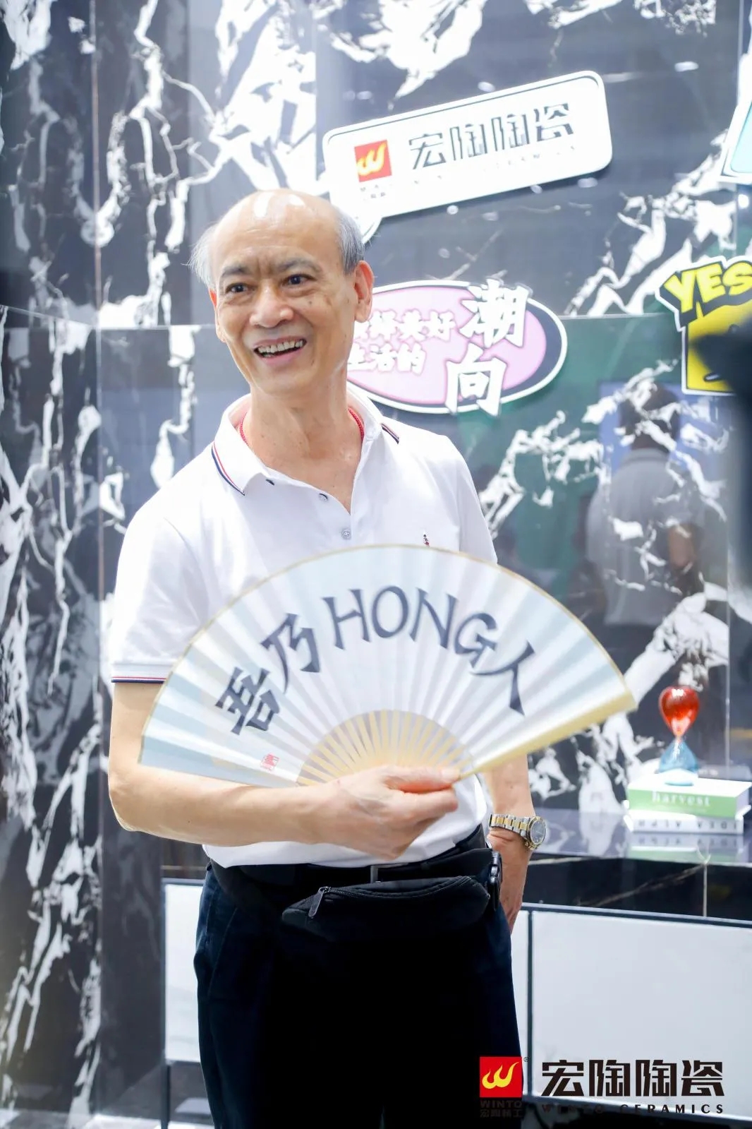 欧家瑞手持hjc888黄金城文创礼物