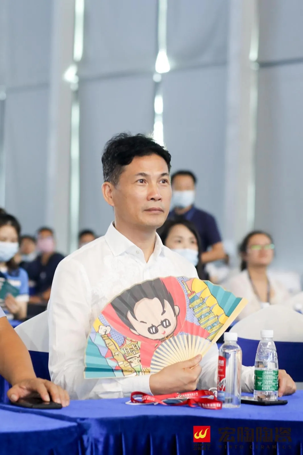 集团董事长梁桐灿手持hjc888黄金城文创礼物