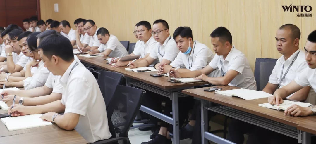 hjc888黄金城团队成员全神贯注听课