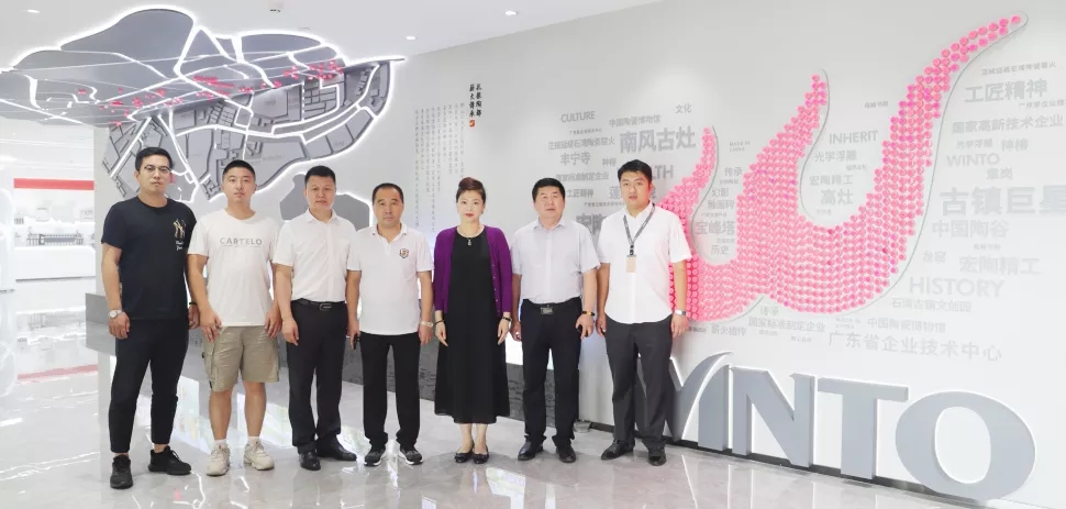 hjc888黄金城地砖品牌总司理曹坚贞、哈尔滨hjc888黄金城经销商认真人石立祥及hjc888黄金城黑龙江区域司理陈富彰等全程陪同。。。。