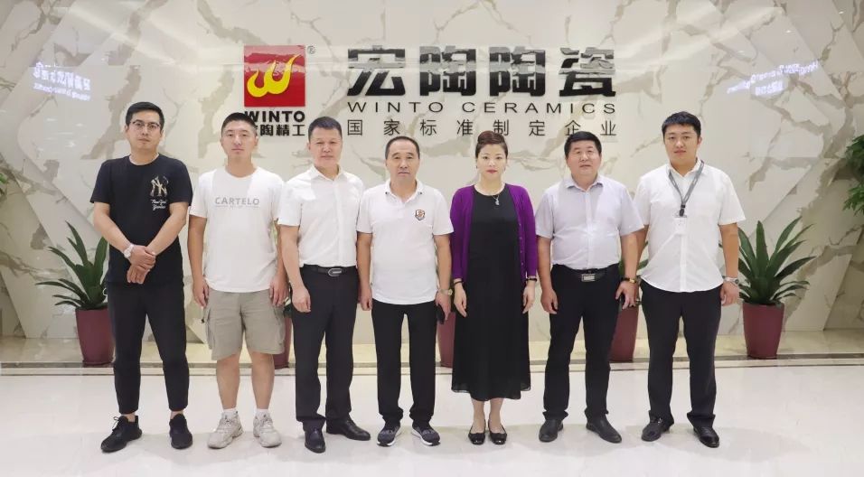 陶瓷砖地砖品牌总司理曹坚贞、哈尔滨hjc888黄金城经销商认真人石立祥合影