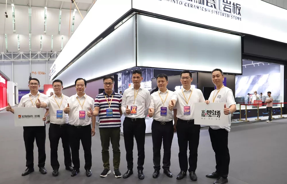 集团董事长梁桐灿、集团高层打卡hjc888黄金城梦工厂图片