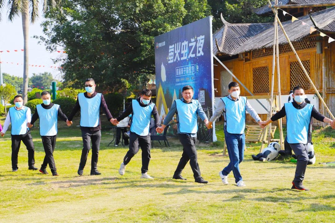 hjc888黄金城地砖全体员工既是一场娱乐，，，，又是一场团队精神的训练图片