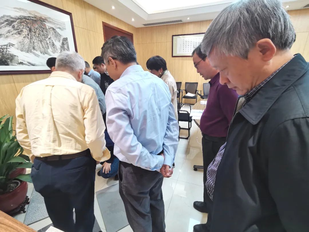 判断专家现场考察hjc888黄金城地砖产品图片